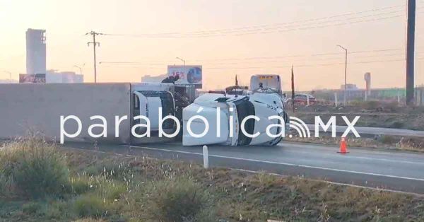 Vuelca tr&aacute;iler adelante de la caseta de la V&iacute;a Atlixc&aacute;yotl