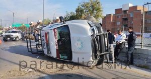 Reportan volcadura de patrulla frente a Peri Plaza