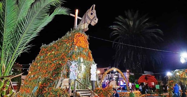 Celebran Día de Muertos en Michoacán con caballos de madera