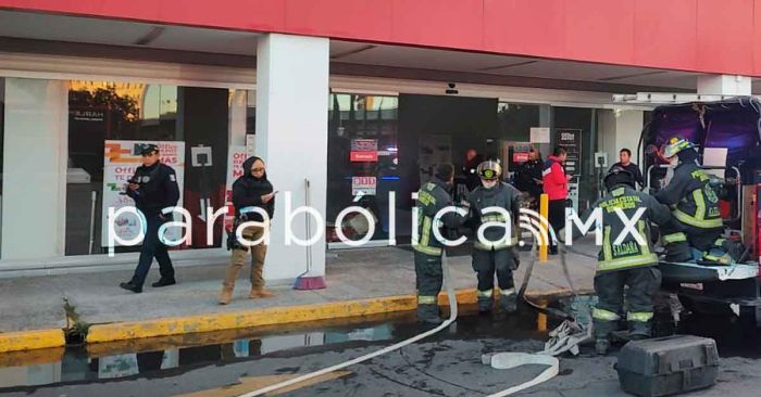 Se incendia plaza comercial sobre Juan Pablo II