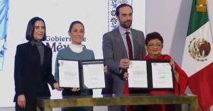 Firma Claudia Sheinbaum decreto para devolver CFE y Pemex al Pueblo