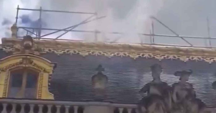 Evacúan el Palacio de Versalles tras incendio