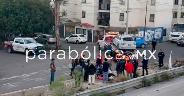 Deja una mujer lesionada volcadura en Perif&eacute;rico