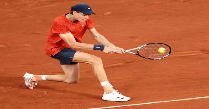 Remonta Jannik Sinner y va a cuartos de final en Roland Garros