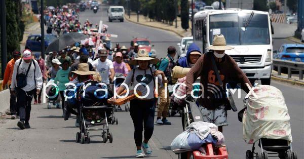 Divide intenso calor al "Viacrucis Migrante" en Puebla