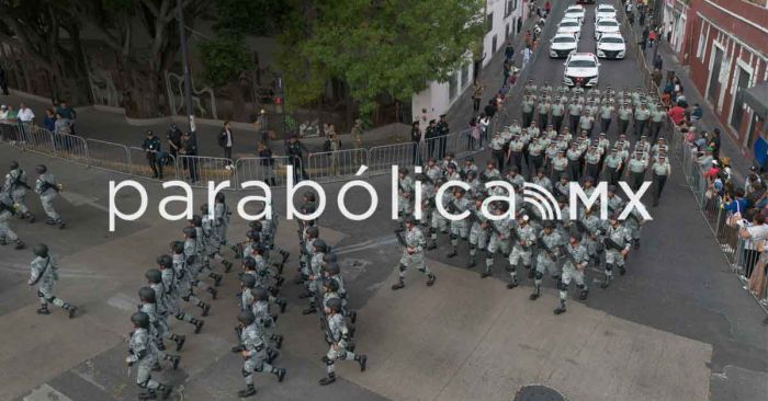 Desfilan militares, policías y estudiantes en Puebla capital