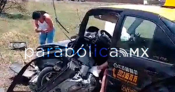 Vuelca taxi sobre Perif&eacute;rico pasando la salida a Cuautlancingo