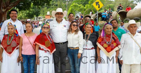 Entrega Sergio Salomón rehabilitación de carreteras en Sierra Norte