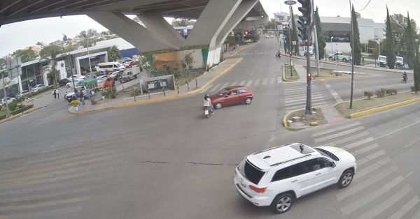Da motociclista vuelta prohibida en carril de RUTA y pierde dos dedos en accidente