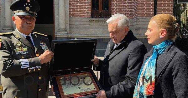 Recibe AMLO placa en 111 Aniversario de la Marcha de la Lealtad