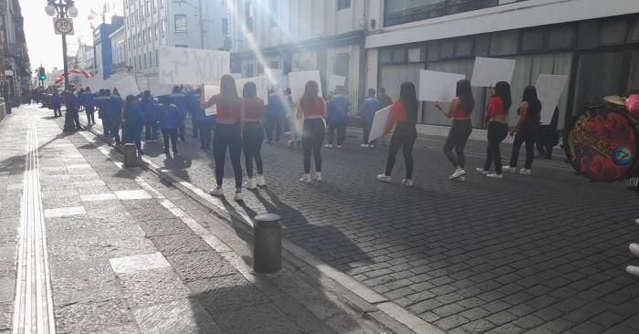 Marcha la CTM en el Centro Histórico de Puebla