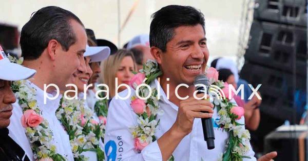 Promete Eduardo Rivera pavimentar calles en torno a la Central de Abasto