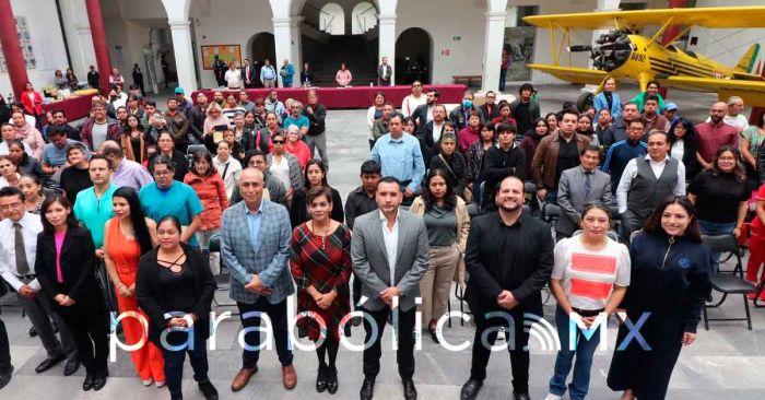 Entrega gobierno estatal equipamiento para artistas y profesionistas