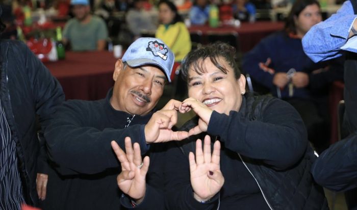 Disfrutan familias poblanas Cena de Fin de Año organizada por el gobierno de Puebla