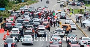 Bloquean trabajadores del Poder Judicial la Vía Atlixcáyotl