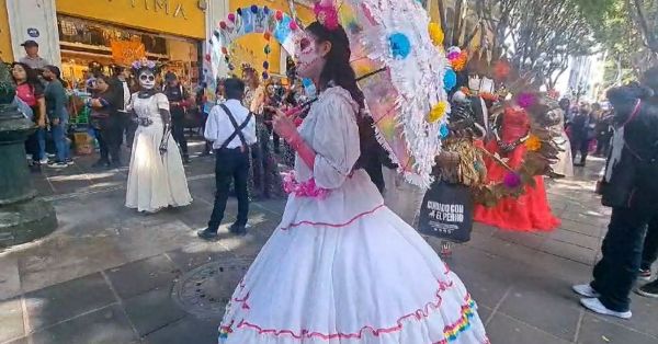 Desfilan catrinas por calles del Centro Hist&oacute;rico