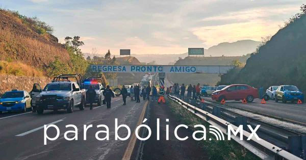 Bloquean taxistas entradas y salidas de Atlixco