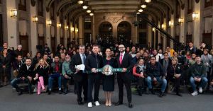 Visita &quot;Canelo&quot; conferencia de Sheinbaum; anuncian clase de box masiva