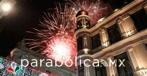 Celebran poblanas y poblanos la Independencia en el Zócalo de Puebla