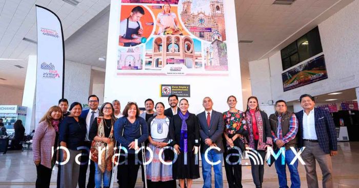 Devela Lupita Cuautle el muro turístico &quot;Interconectando Cultura&quot; en el en el Aeropuerto de Puebla