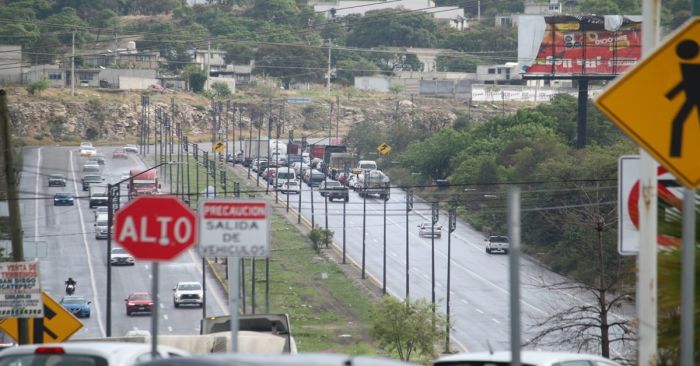 Impresionante caos vial generan residentes de Haras tras bloquear el Periférico