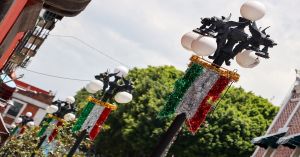 Inicia la colocación de adornos para las fiestas patrias en Puebla