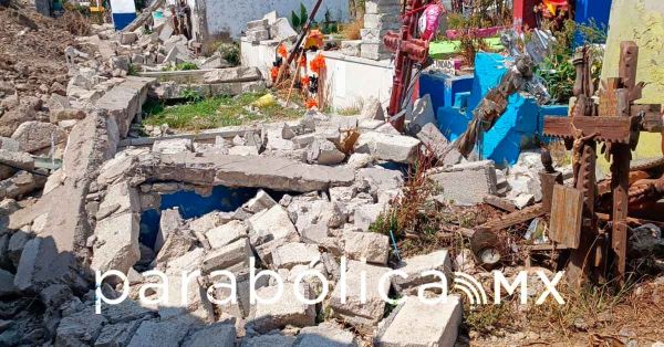 Cae barda perimetral del pante&oacute;n de Xochimehuac&aacute;n