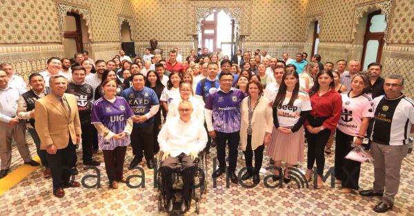 Entrega Congreso uniformes para Torneo Interno de Fútbol 7