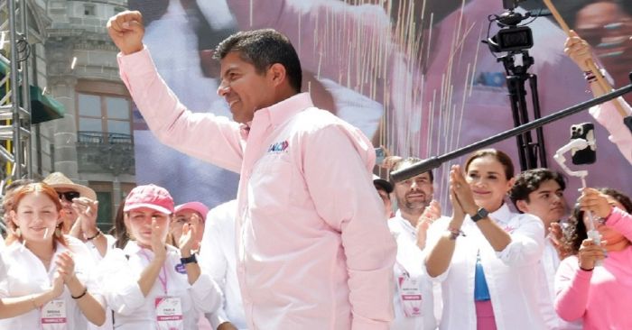 Se promueve Eduardo Rivera en la llamada marea rosa