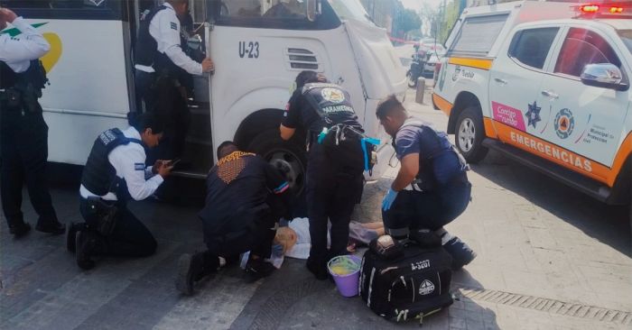 Atropella conductor de la Ruta 12 a abuelita en calles del Centro de Puebla