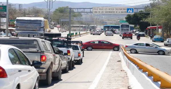 Bloquean carretera en Querétaro tras liberación de mujer que arrolló a menor