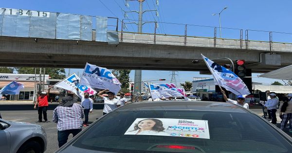 Acompañada de su brigada Xóchitl Zárate recorre calles de Amalucan