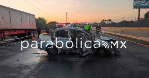 Abandonan auto calcinado con tres cuerpos en la Puebla-México