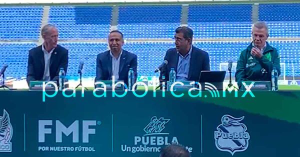 Visita Javier Aguirre el Estadio Cuauhtémoc previo al juego del Tri