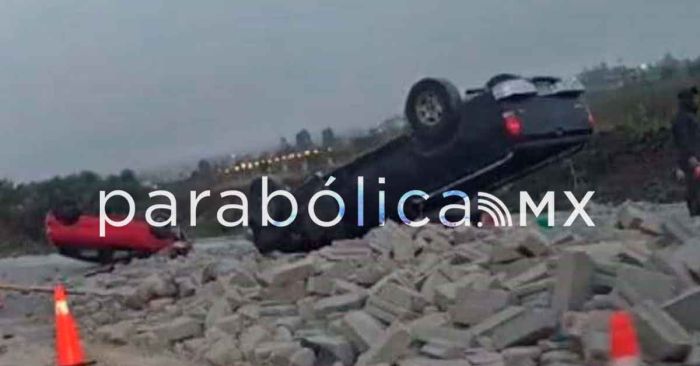 Ocasiona carambola trailer volcado con block en la autopista Vía Atlixcáyotl