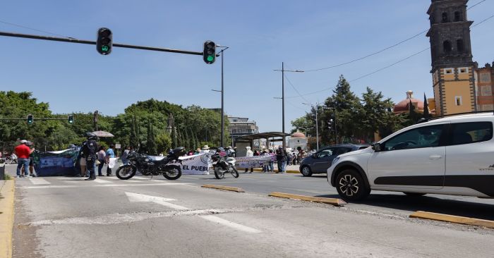 Cierran campesinos de la Sierra Norte bulevar 5 de Mayo