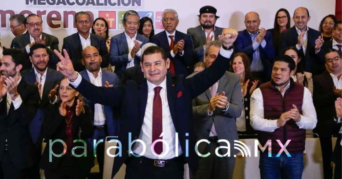 Presenta Armenta al equipo que lo acompañará por la gubernatura