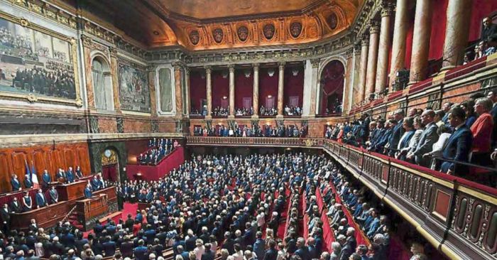 Inscribe Francia el derecho al aborto en la Constitución