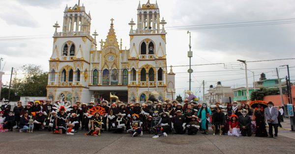 Acuden cientos de personas al desfile de catrinas en Huejotzingo