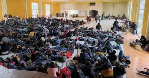 Encuentran a 726 migrantes en bodega de Tlaxcala