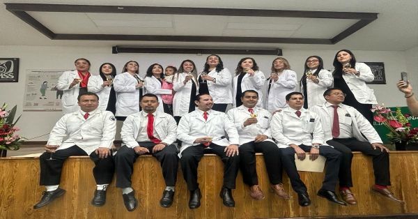 Egresan médicos especialistas del IMSS Puebla