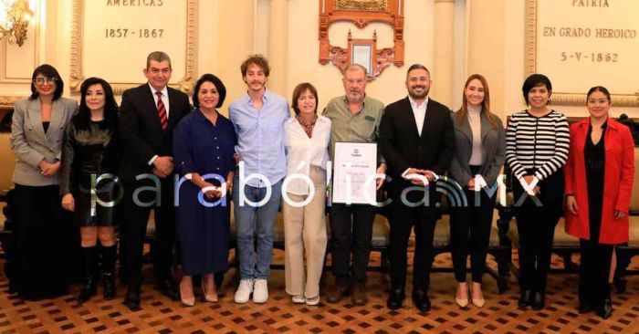 Recibe “Fito” Strauch reconocimiento como “Visitante Distinguido” de Puebla