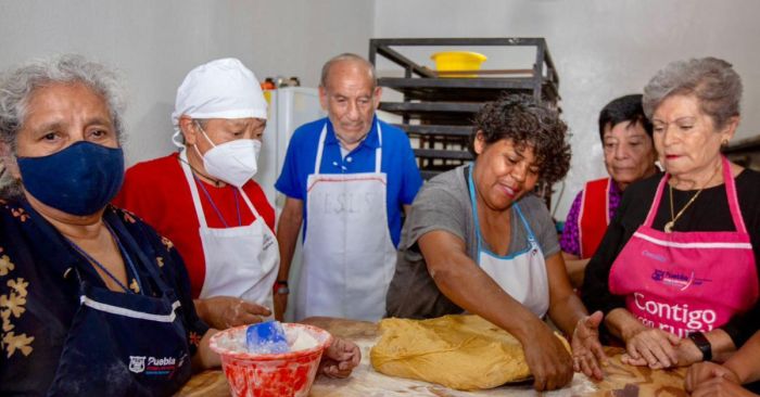 Invitan a adultos mayores a inscribirse al taller de panadería de SMDIF