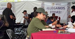 Captan a Gabriel Quadri esperando su pensión del Bienestar