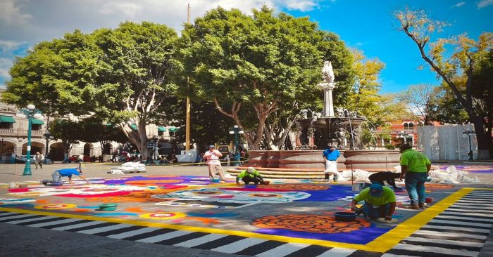 Pintan de magia y color el zócalo de Puebla con tapete de Día de Muertos