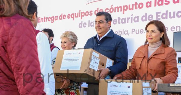 Entrega Sergio Salomón mil 200 computadoras para la SEP