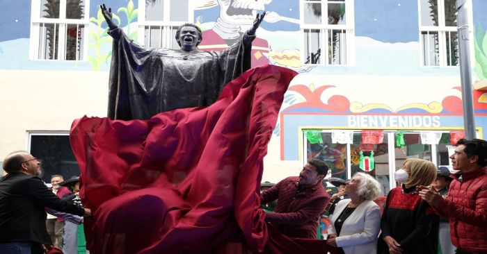 Develan escultura de Chavela Vargas en Plaza Garibaldi