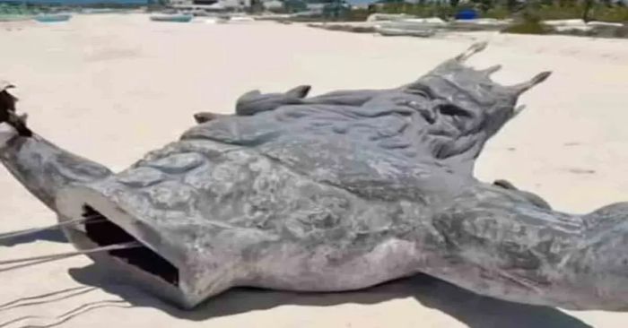 Bajan estatua de Poseidón en Yucatán por el paso de Beryl