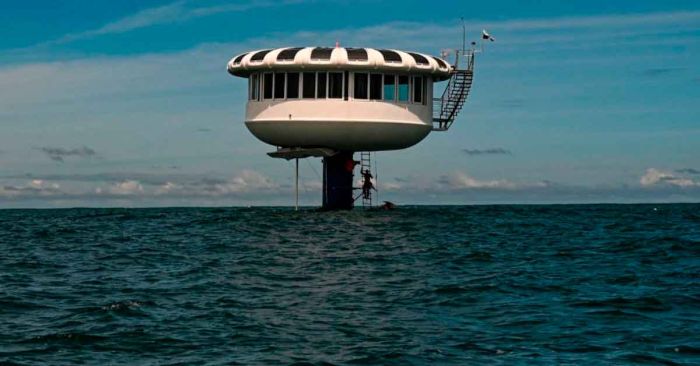 Un alemán sobrevive sobre las aguas del mar Caribe