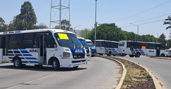 Acusan transportistas invasi&oacute;n de rutas Antorchistas y desquician Avenida Las Torres